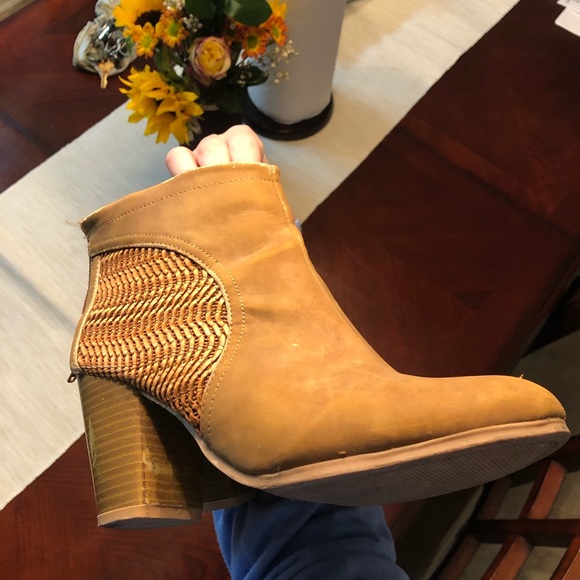 Camel booties size 9 - Picture 3 of 4